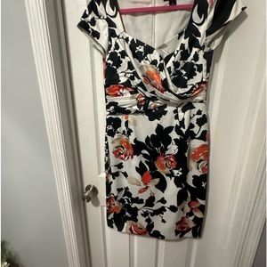 Form fitting silhouette floral dress, knee length/midi, Party Cocktail